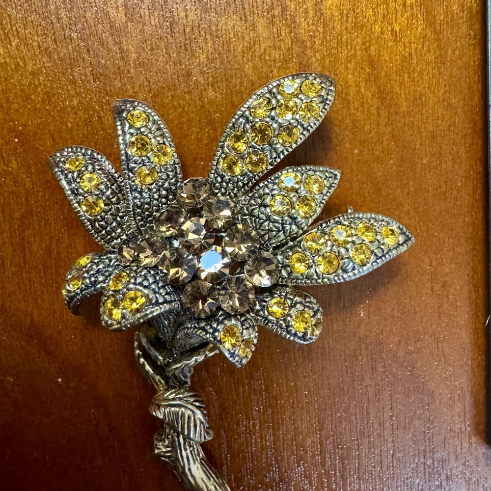 Rare vintage gold tone floral brooch